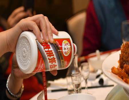 2025年做茅台代理送项链的真实情况揭秘，知乎网友热议